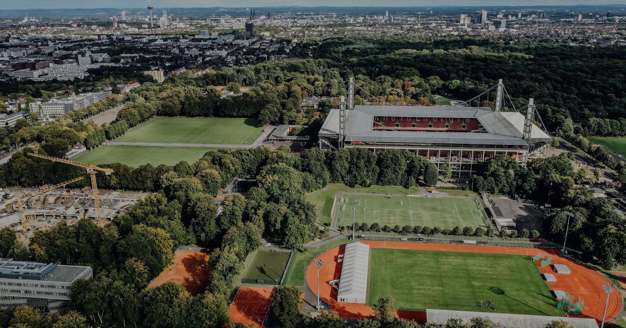 Luftaufnahme vom Campus der Sporthochschule und weitreichendem Blick über Köln im Hintergrund