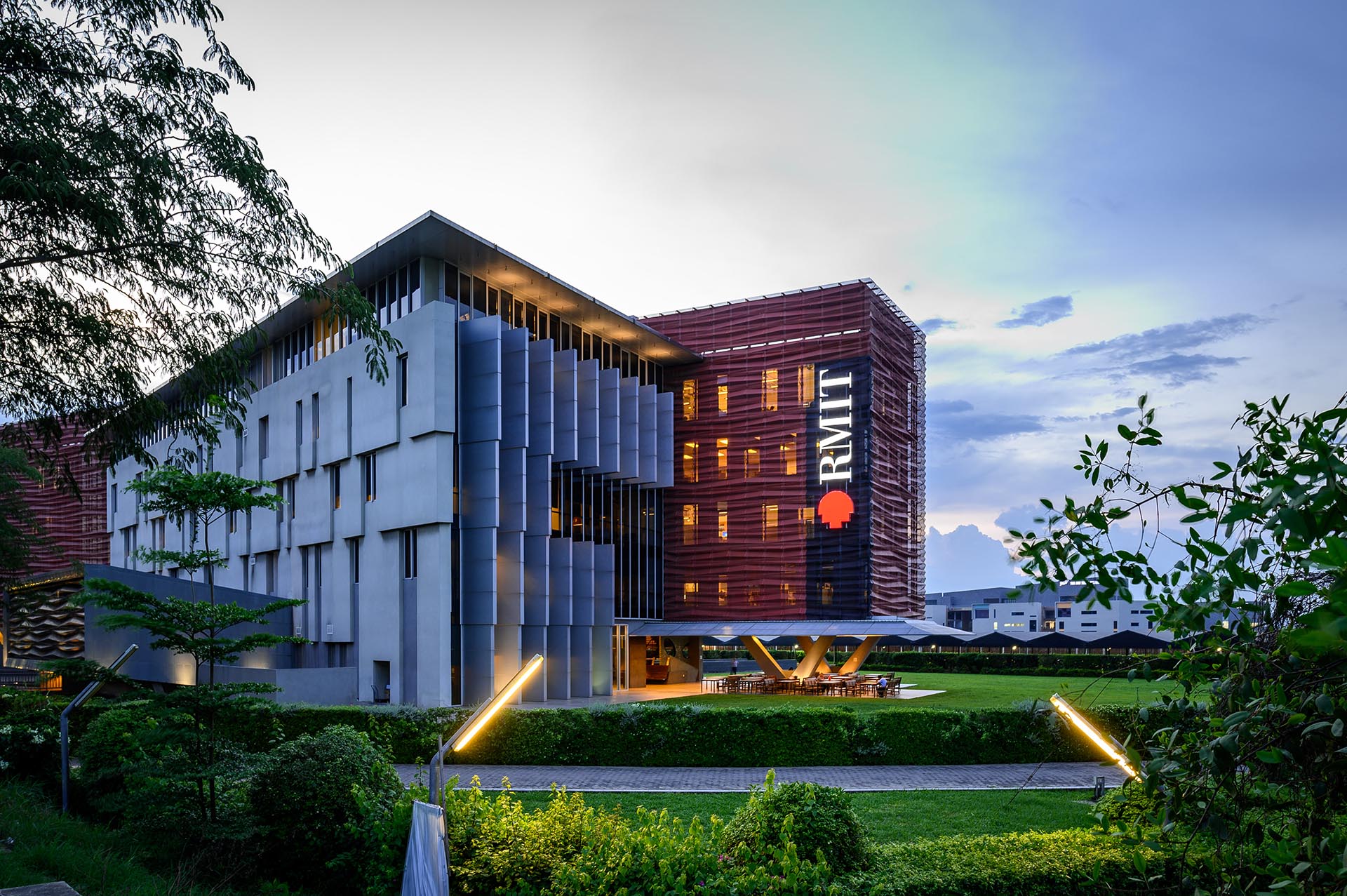 RMIT University Vietnam · Twitter